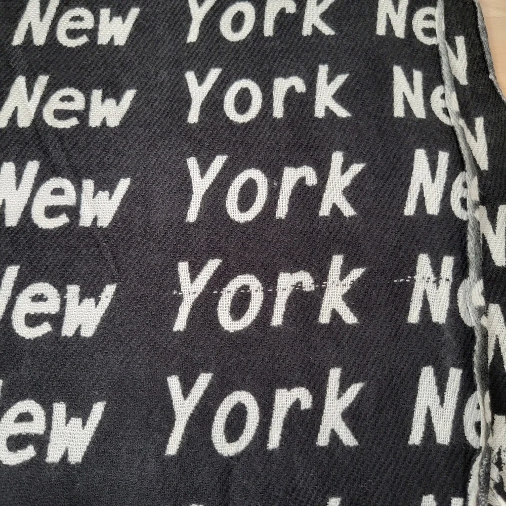 100% Cashmere Scarf Wrap Shawl Pashmina Black White Preppy Business NYC Print‎